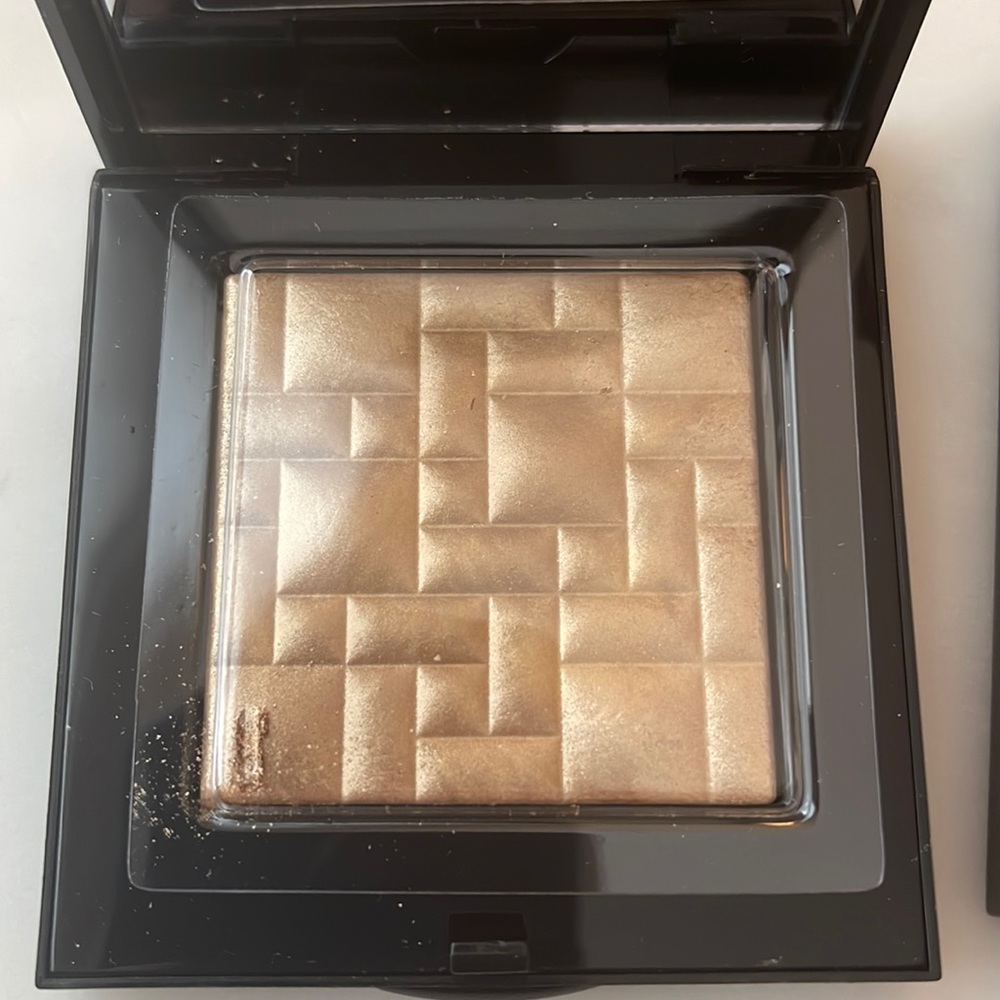 Moon Glow Highlight Powder